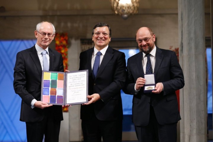 EU-presidentane van Rompuy, Barroso og Schulz har mottatt fredsprisen i Oslo Rådhus